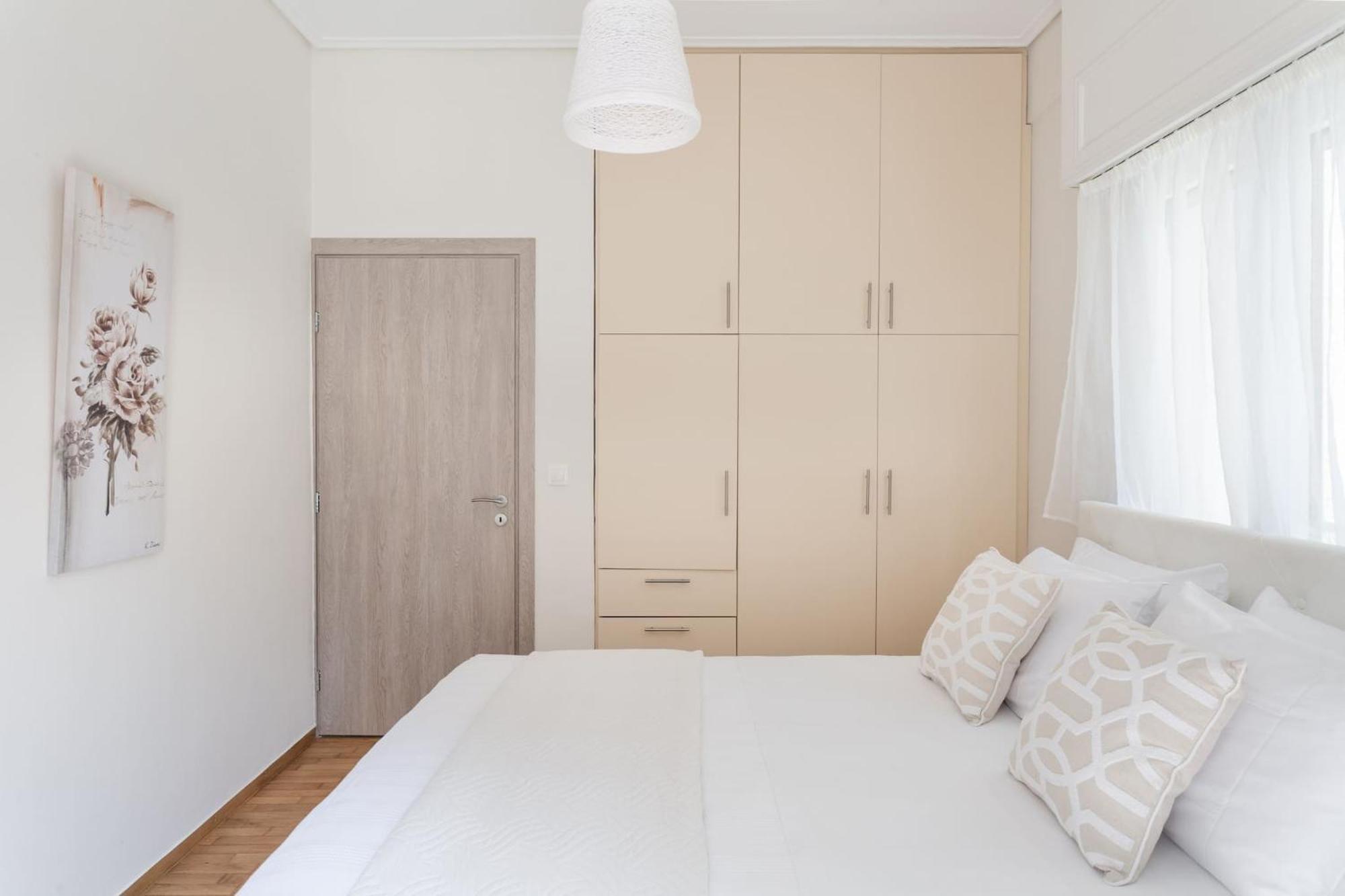 Explore History From A Chic Central Apartment Афины Экстерьер фото