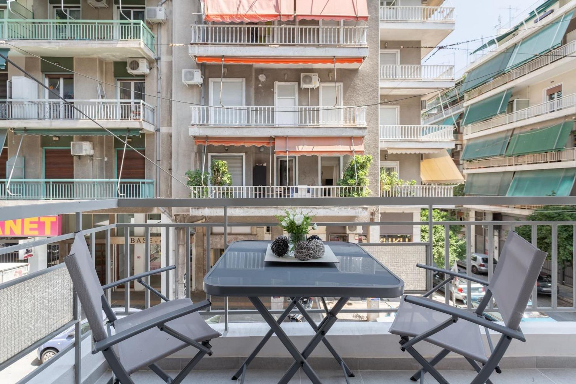 Explore History From A Chic Central Apartment Афины Экстерьер фото