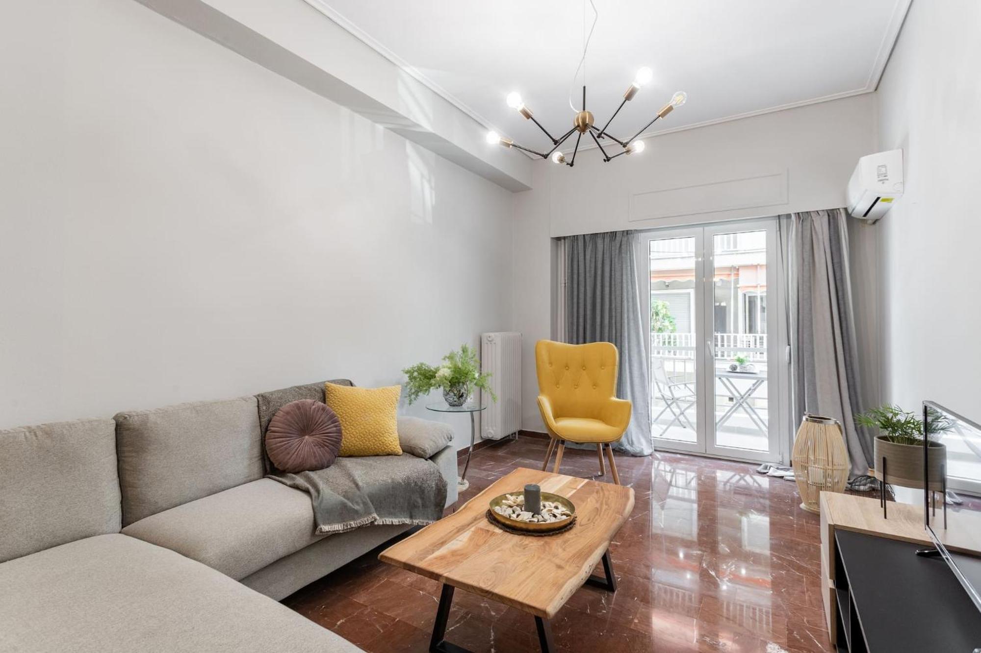 Explore History From A Chic Central Apartment Афины Экстерьер фото