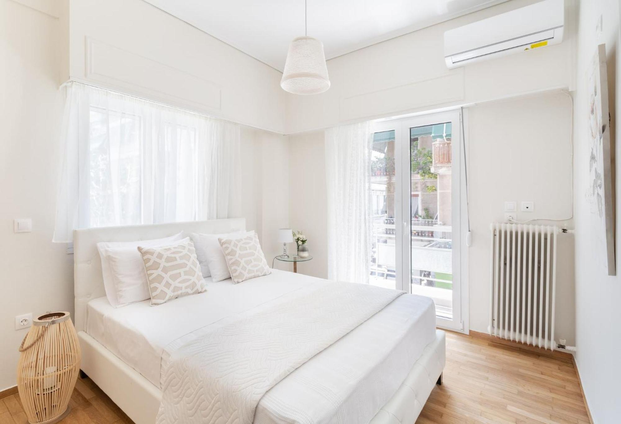 Explore History From A Chic Central Apartment Афины Экстерьер фото
